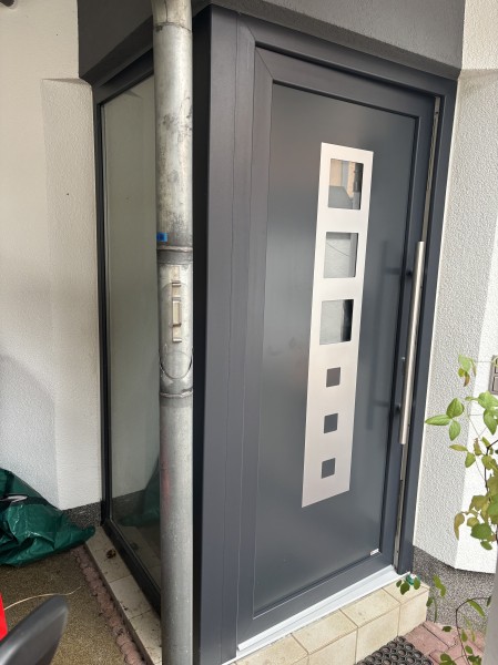 ALU-PVC-Haustuer-Anthrazit-mit-Eckverbinder-und-Edelstahl-und-Festelement-min